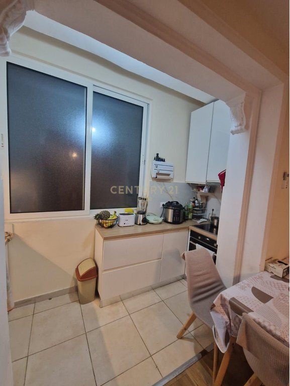Shitet apartament 1+1 ne rrugen Mine Peza , Tirane.