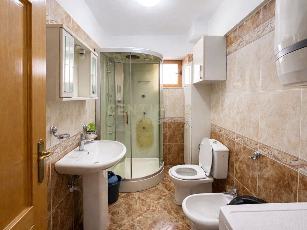 APARTAMENT ME QIRA 2+1 PRANE SPITALIT AMERIKAN , LAGJIA 18 , DURRES !!