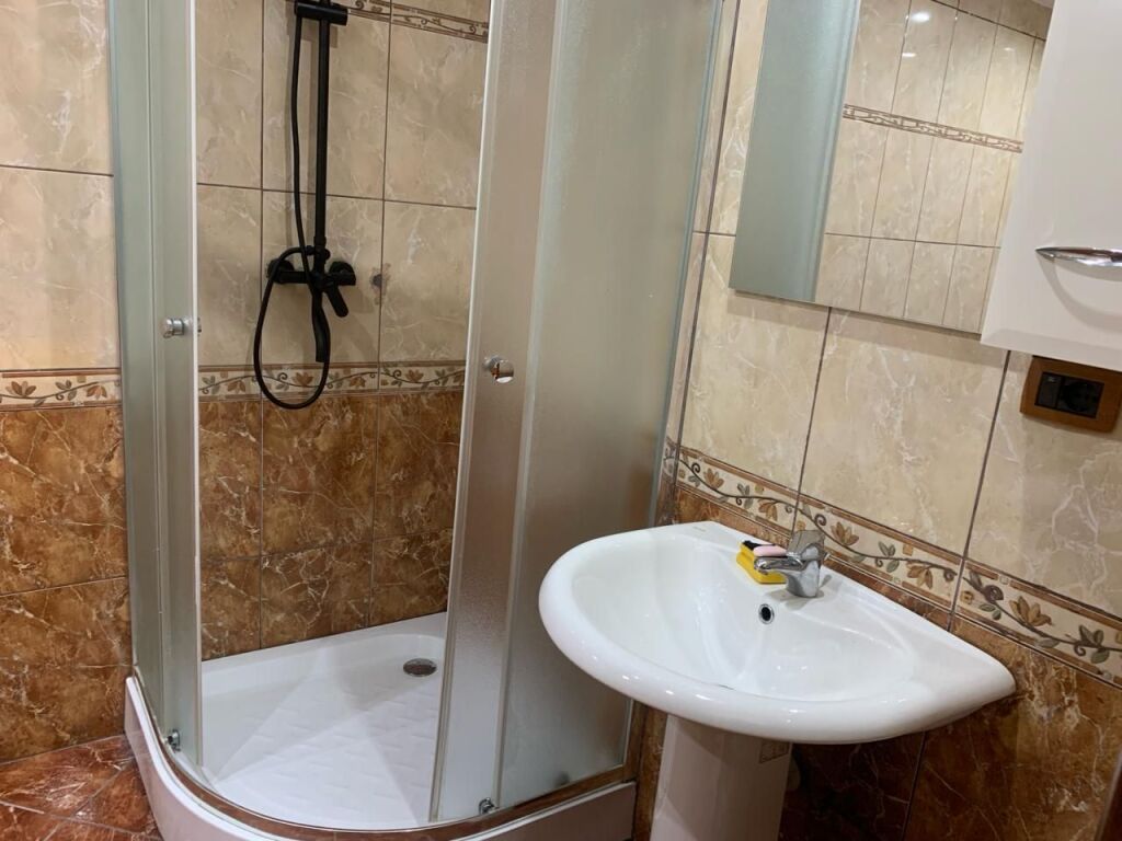 AFFITTASI APPARTAMENTO 2+1+2 AL 21 DHJETORI 800 EURO