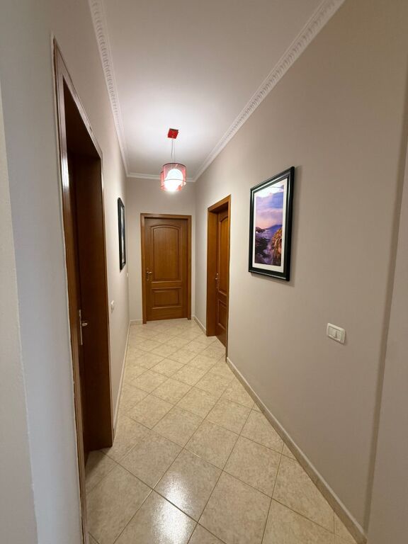 Appartamento 2+1 in affitto Centro vicino a Toptani Center a Tirana