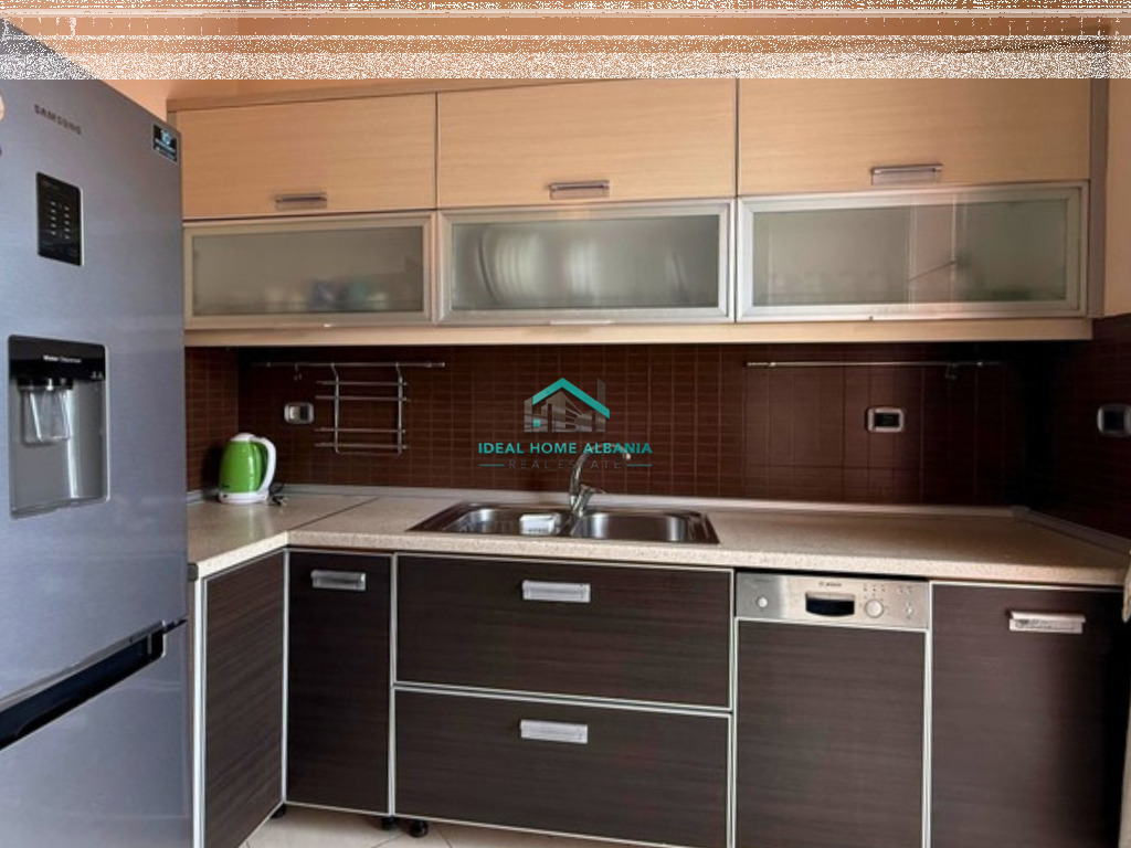 APARTAMENT ME QERA – PRANË KISHËS ORTODOKSE, VLORË