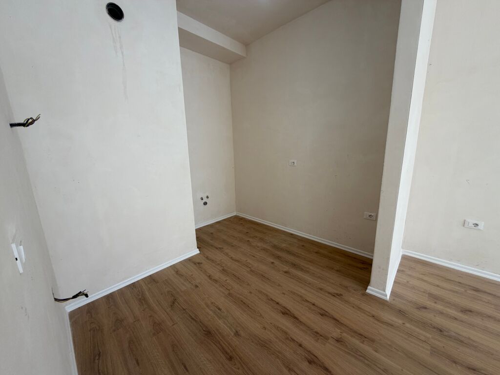 📣 SHITET Apartament 3+1+2 📍 Komuna e Parisit ✨   🏢 Ndertim i Ri  🪜 Kati 4 (Me Ashensor)  📐 Siperfaqe Totale 124.8 m2  ▪️ 2 Tualete  ▪️ Depo  ▪️ Ballkon   💶 Cmimi 400.000 Euro