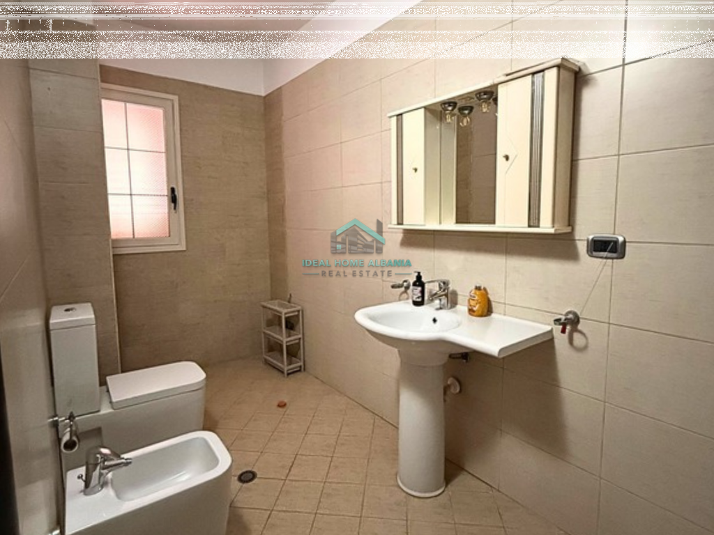 APARTAMENT ME QERA – PRANË KISHËS ORTODOKSE, VLORË