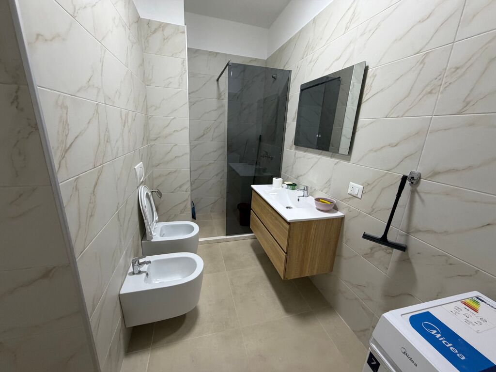 Jepet me qera apartament 1+1 në Don Bosko  • Kati: 9  • Tipologjia: 1+1  • Gjendja: i sapo arreduar  • Zona: Don Bosko  • Çmimi: 600€ / muaj  Apartamenti është i mobiluar në mënyrë moderne dhe gati për banim. Ndodhet në një zonë të aksesueshme dhe të preferuar.  Për më shumë informacion, kontaktoni.