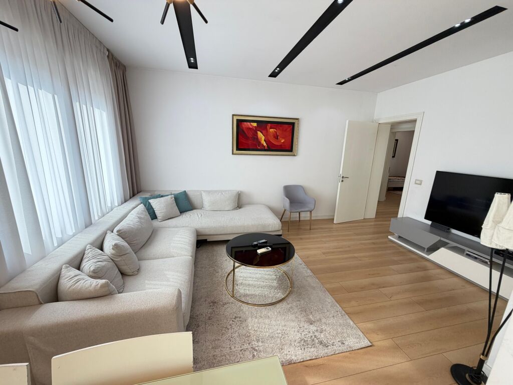 Shitet Apartament 3+1+2 mine peza