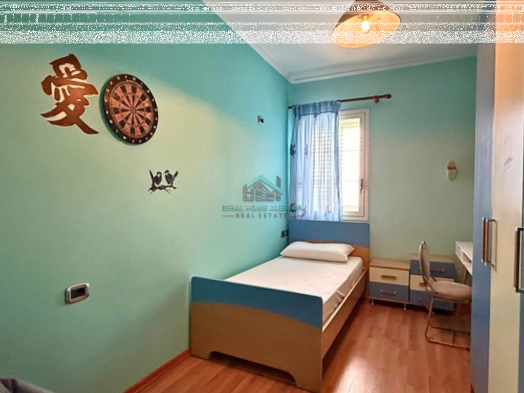 APARTAMENT ME QERA – PRANË KISHËS ORTODOKSE, VLORË