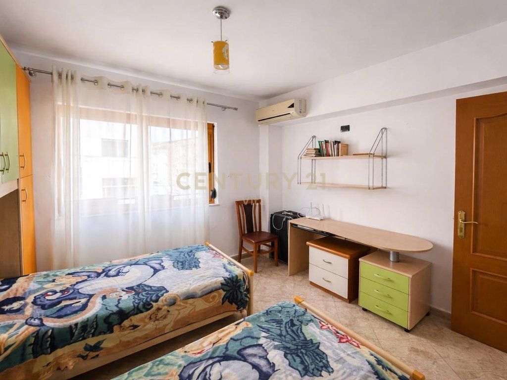 APARTAMENT ME QIRA 2+1 PRANE SPITALIT AMERIKAN , LAGJIA 18 , DURRES !!