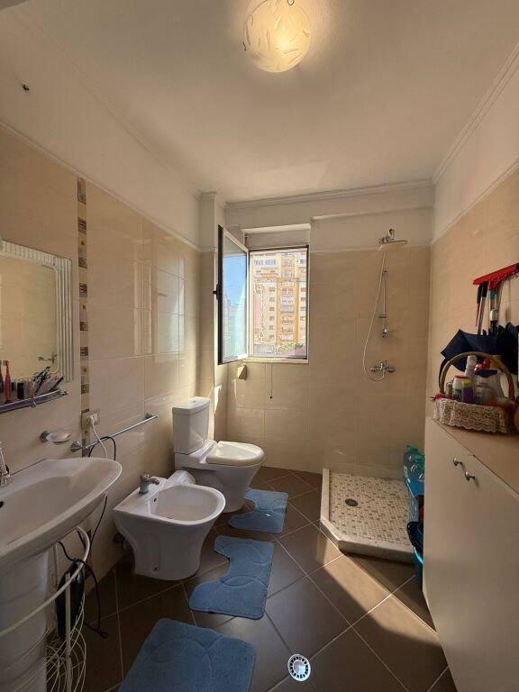 Shitet apartament 2+1+2 tualete te Rruga e Bogdaneve