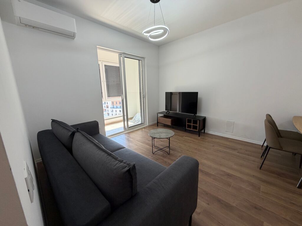 Jepet me qera apartament 1+1 në Don Bosko  • Kati: 9  • Tipologjia: 1+1  • Gjendja: i sapo arreduar  • Zona: Don Bosko  • Çmimi: 600€ / muaj  Apartamenti është i mobiluar në mënyrë moderne dhe gati për banim. Ndodhet në një zonë të aksesueshme dhe të preferuar.  Për më shumë informacion, kontaktoni.