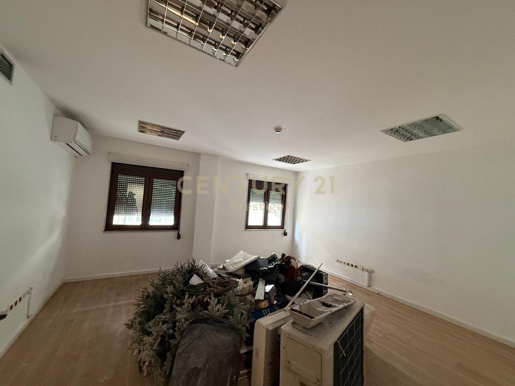 AMBIENTE COMMERCIALE/UFFICIO IN AFFITTO, VIA ELBASAN, TIRANA!