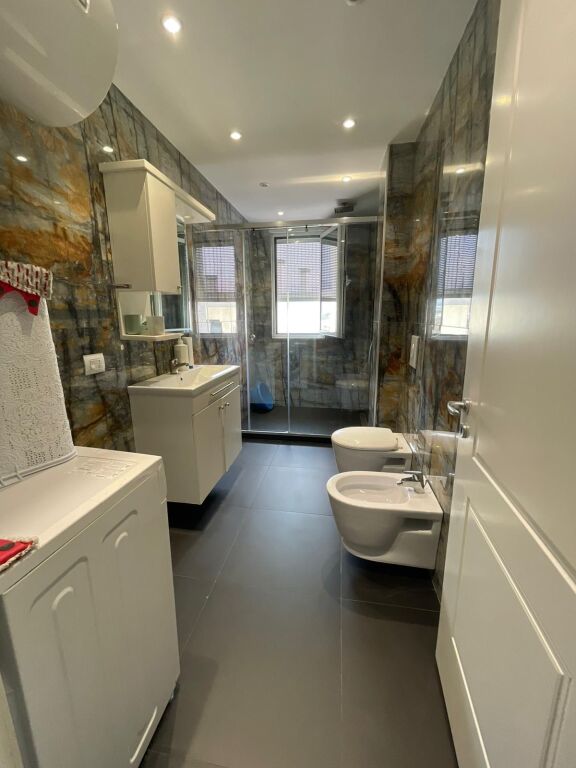 Jepet  me qera apartament  1+1 + Parkim prane pallatit me shigjeta