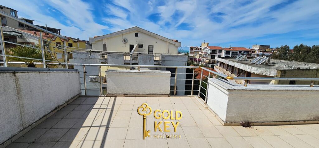 Papafingo con vista mare in vendita diviso in 2 appartamenti 2+1 ciascuno.  2 posti auto
