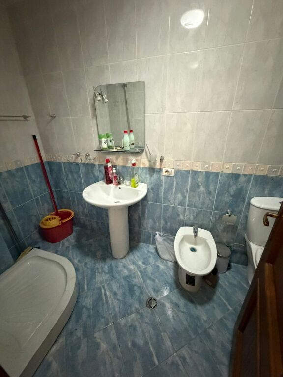 Jepet me qira apartament 2+1+parkim Liqeni i Thate Kolombo 750€