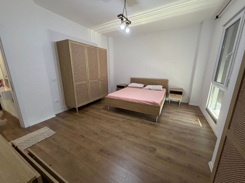 Jepet me qera apartament 1+1 në Don Bosko  • Kati: 9  • Tipologjia: 1+1  • Gjendja: i sapo arreduar  • Zona: Don Bosko  • Çmimi: 600€ / muaj  Apartamenti është i mobiluar në mënyrë moderne dhe gati për banim. Ndodhet në një zonë të aksesueshme dhe të preferuar.  Për më shumë informacion, kontaktoni.