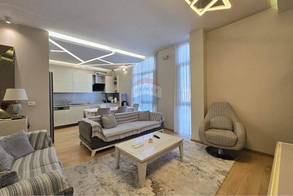 Apartment 2+1 for sale at Kmuna e Parisit !