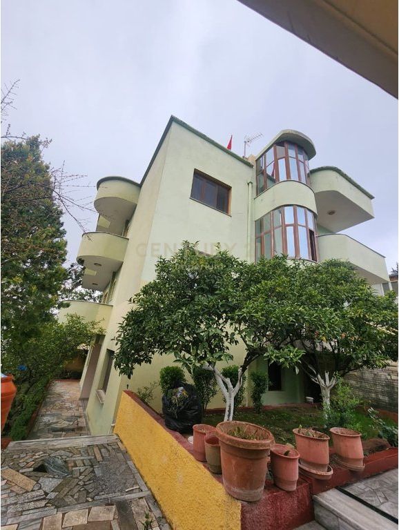 Vilë trekatëshe në zonën e Qytetit Studenti në Tiranë - 640000€ 640,000 €