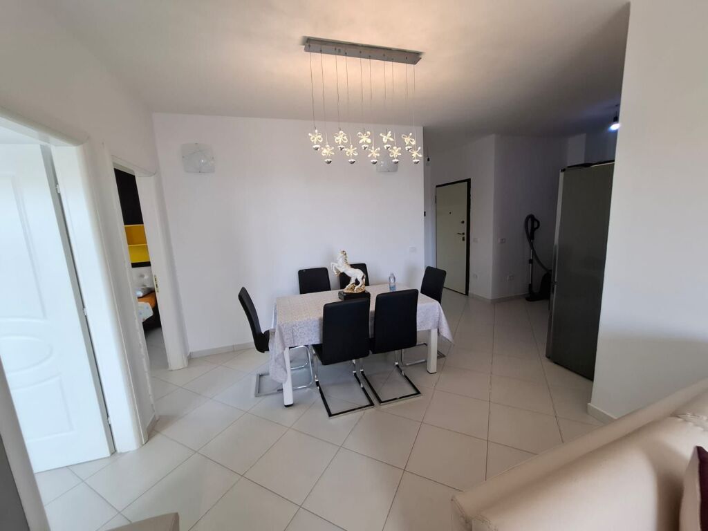 Shitet apartament me qera 2+1 +1 garazhd