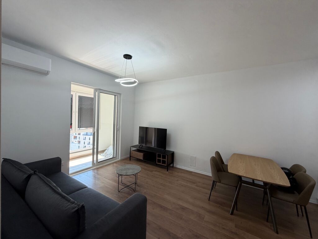 Jepet me qera apartament 1+1 në Don Bosko  • Kati: 9  • Tipologjia: 1+1  • Gjendja: i sapo arreduar  • Zona: Don Bosko  • Çmimi: 600€ / muaj  Apartamenti është i mobiluar në mënyrë moderne dhe gati për banim. Ndodhet në një zonë të aksesueshme dhe të preferuar.  Për më shumë informacion, kontaktoni.