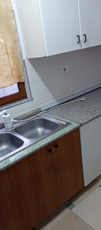 APARTAMENT 1+1. 26000 LEKE.PAS FAKULTETIT TE MJEKSIS.