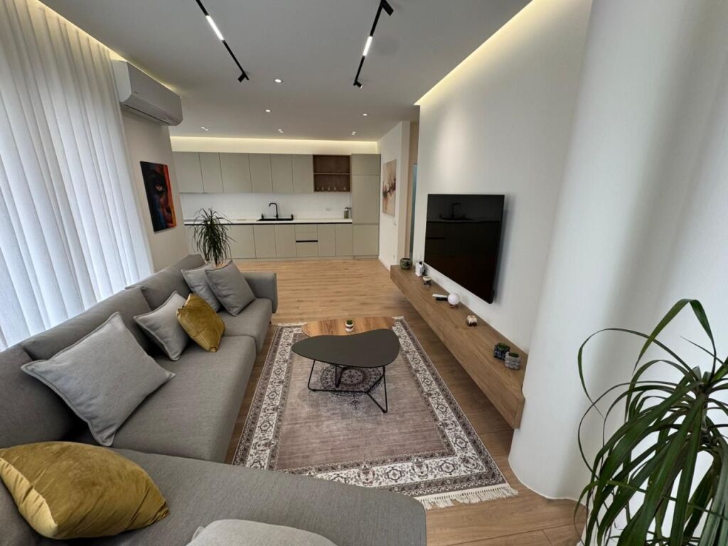 JEPET ME QERA 2+1+2 –  📍 Zogu i Zi 💰 1100 € (i diskutueshëm)