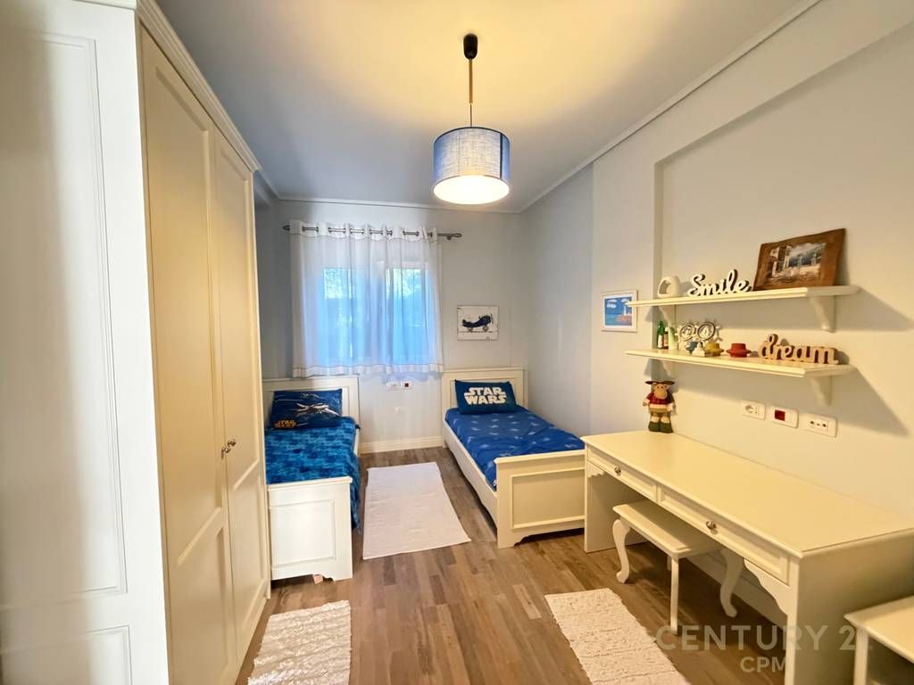 Apartament 2+1 me oborr për shitje në Gjirin e Lalezit!
