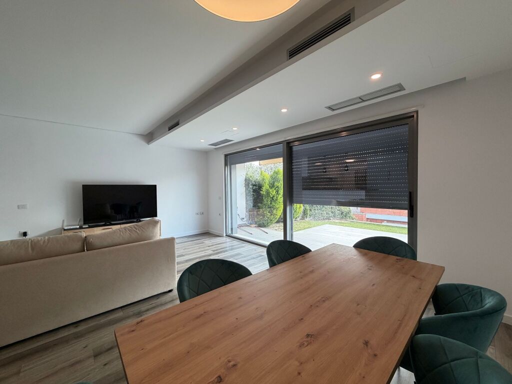 Jepet me qera vilë 3+1+oborr+garazhd në Rezidence Private në Mullet