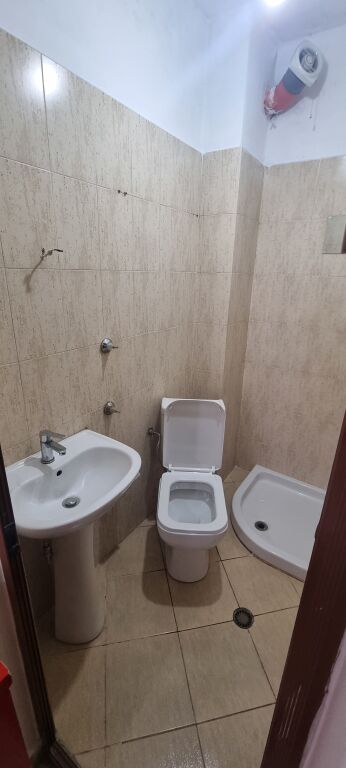 Astir, di fronte al complesso Molla, è in affitto un appartamento 2+1+2+2 con balcone arredato.