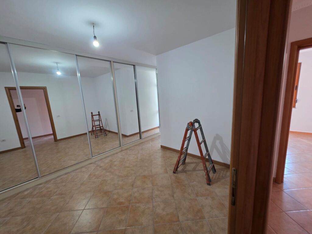 Treni Usluga Jepet Apartament 2+1 Me Qera Bosh Per Zyra Ose Klinika