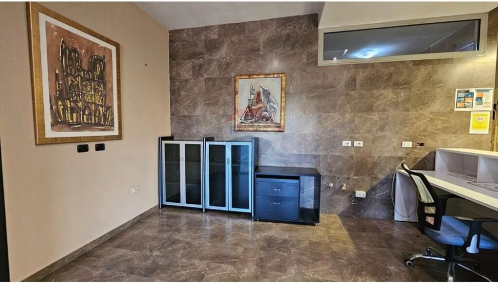 Office for rent in Bllok!