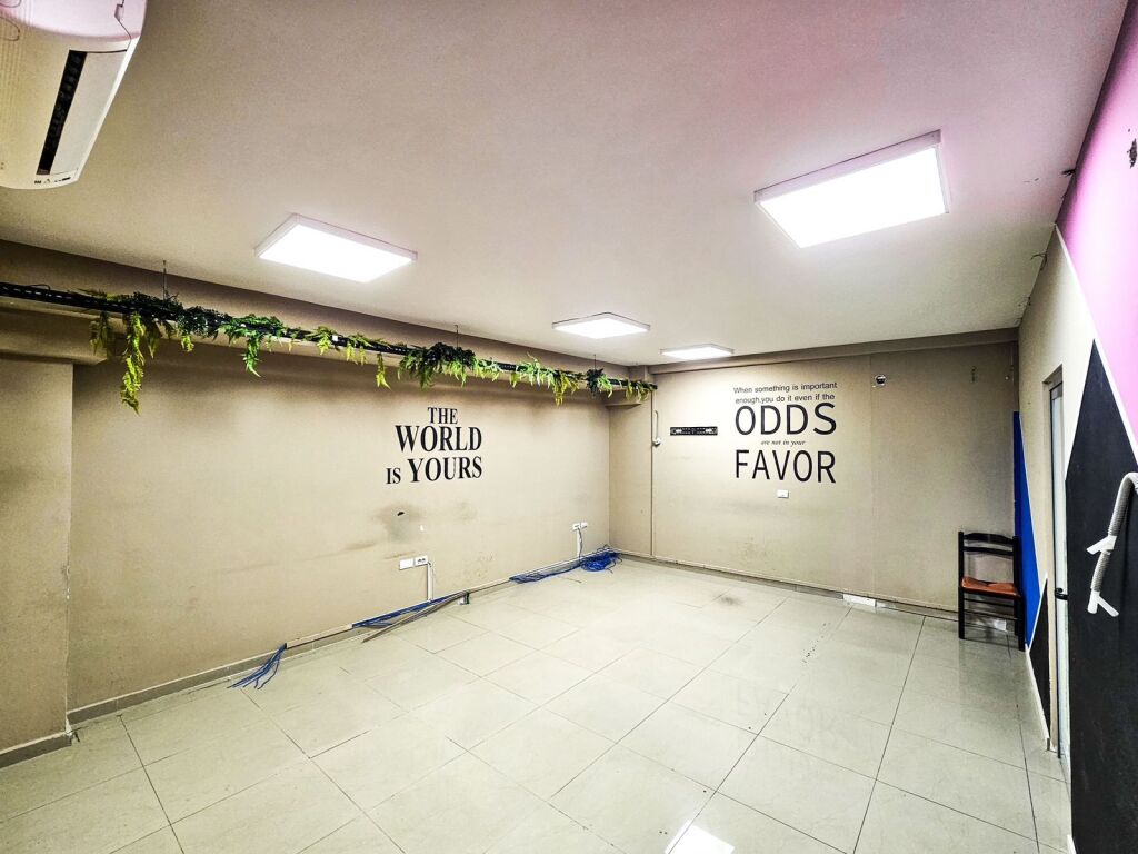 JEPET ZYRE ME QERA 300M2 RRUGA E DIBRES