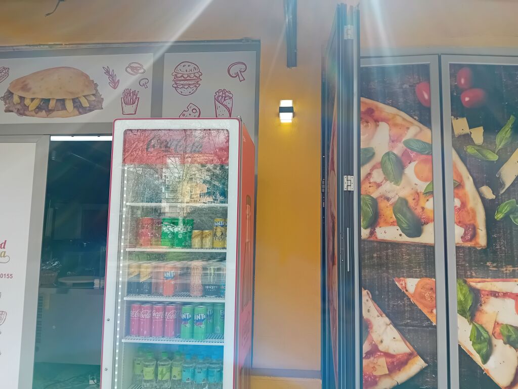 Shitet biznesi fast food piceri. Ambienti 2 mij euro qera mujore.