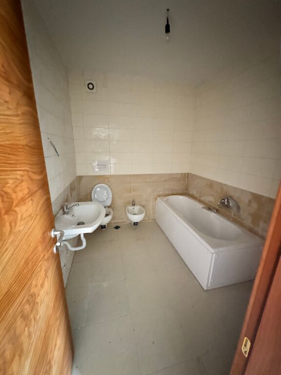 Jepet me qera zyra 4+1+2, prane Ish Bllokut