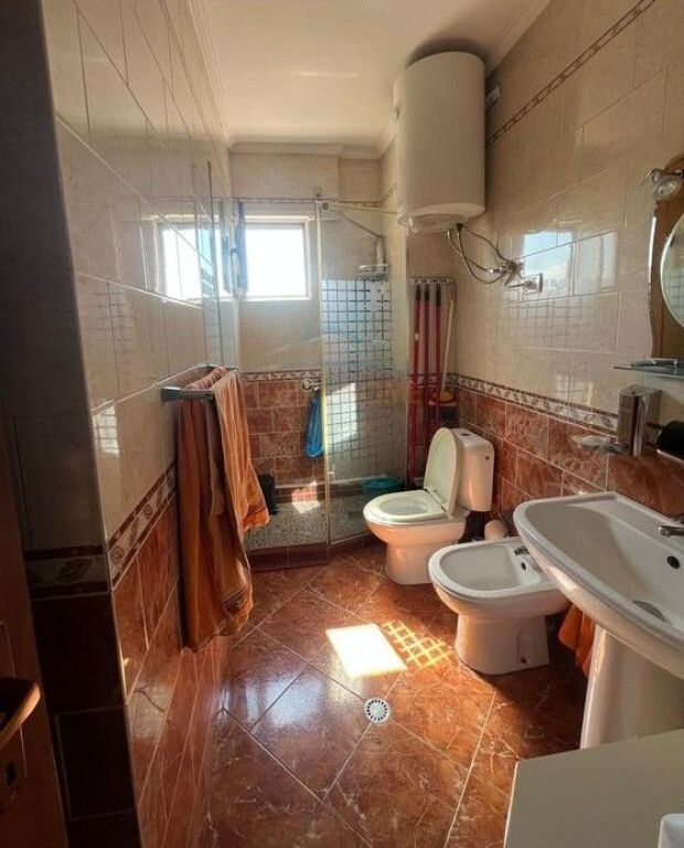 Shitet, Apartament 2+1, Komuna e Parisit, Tirane