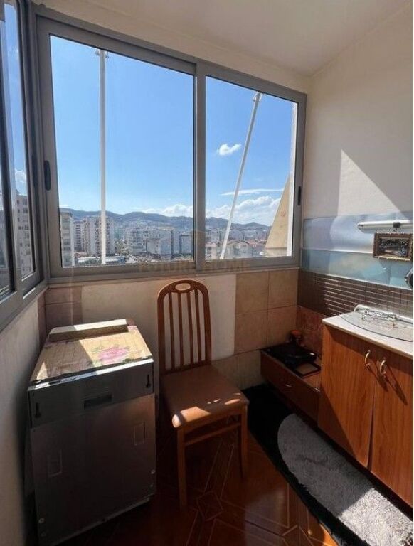 Shitet, Apartament 2+1, Komuna e Parisit, Tirane