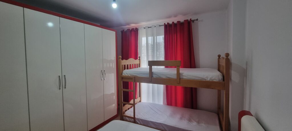 Astir, di fronte al complesso Molla, è in affitto un appartamento 2+1+2+2 con balcone arredato.