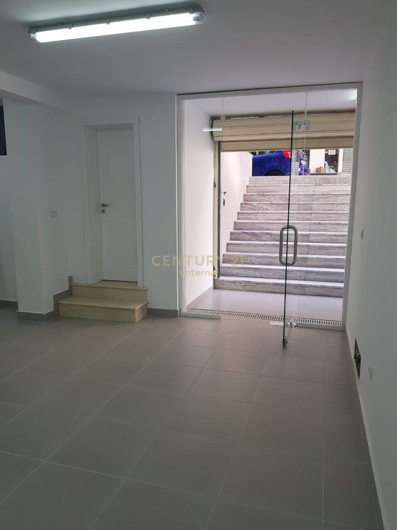 Locale Commerciale in Vendita vicino a Komuna e Parisit