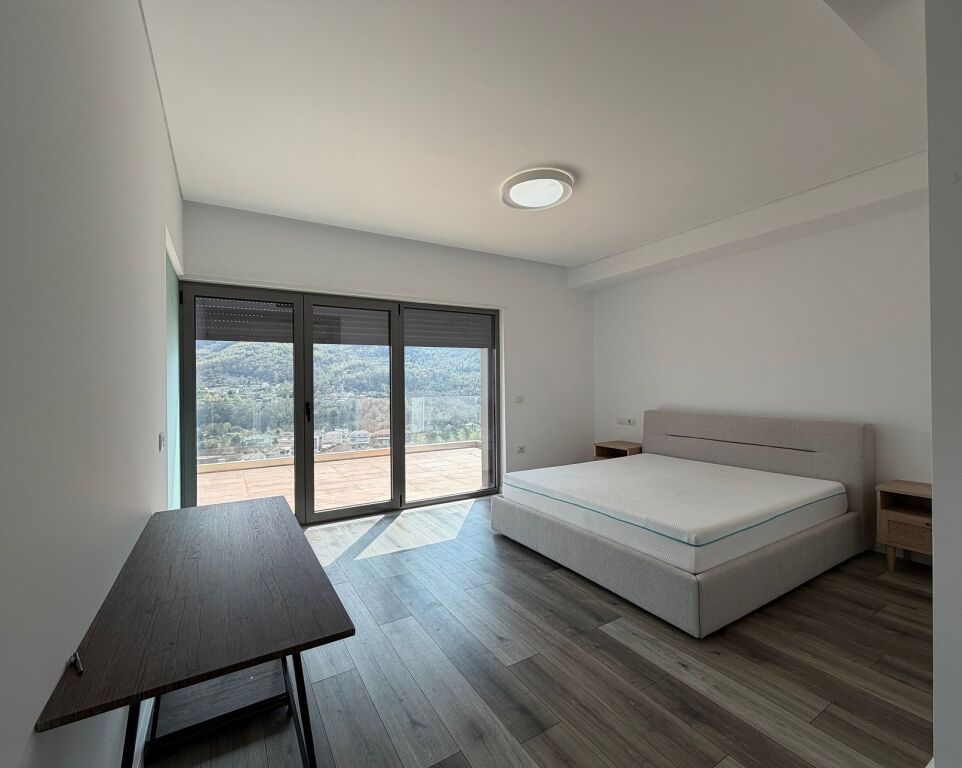 Jepet me qera vilë 3+1+oborr+garazhd në Rezidence Private në Mullet