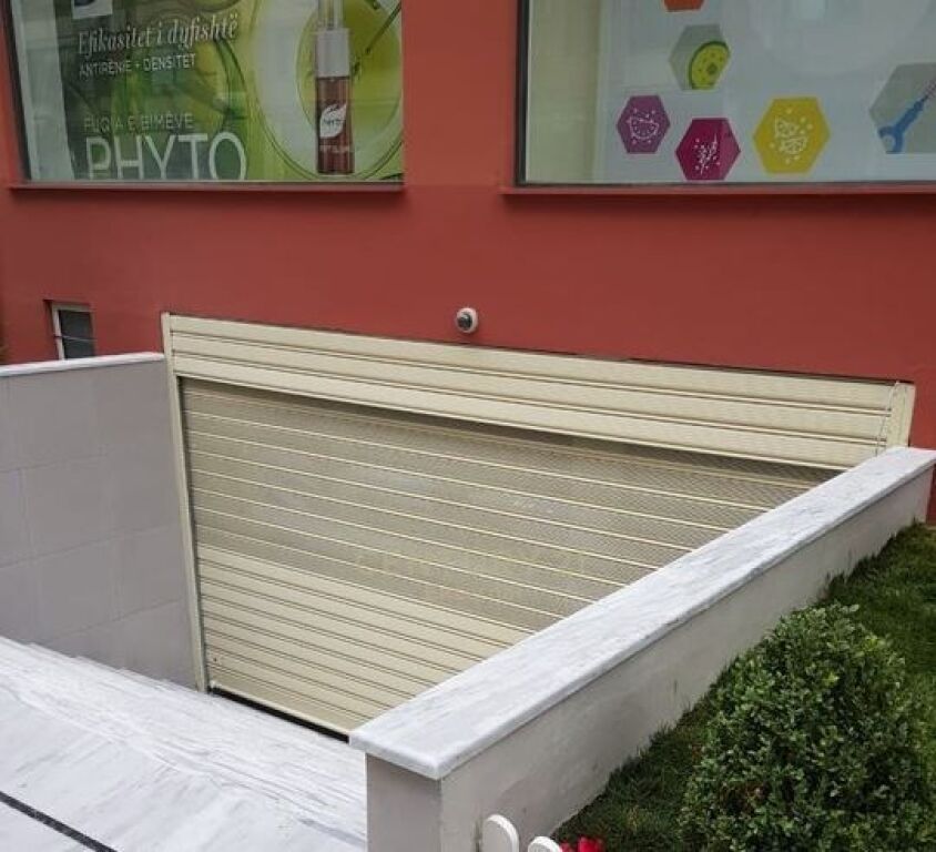 Locale Commerciale in Vendita vicino a Komuna e Parisit