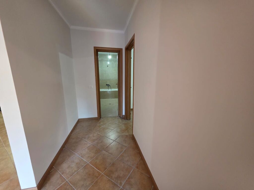 Treni Usluga Jepet Apartament 2+1 Me Qera Bosh Per Zyra Ose Klinika