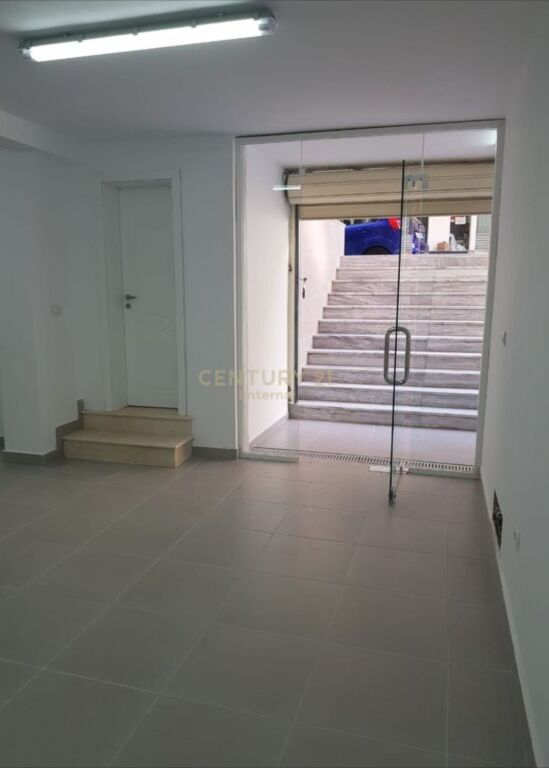 Spazio Commerciale in Vendita a Komuna e Parisit 201.600 € Superficie Totale 72m2