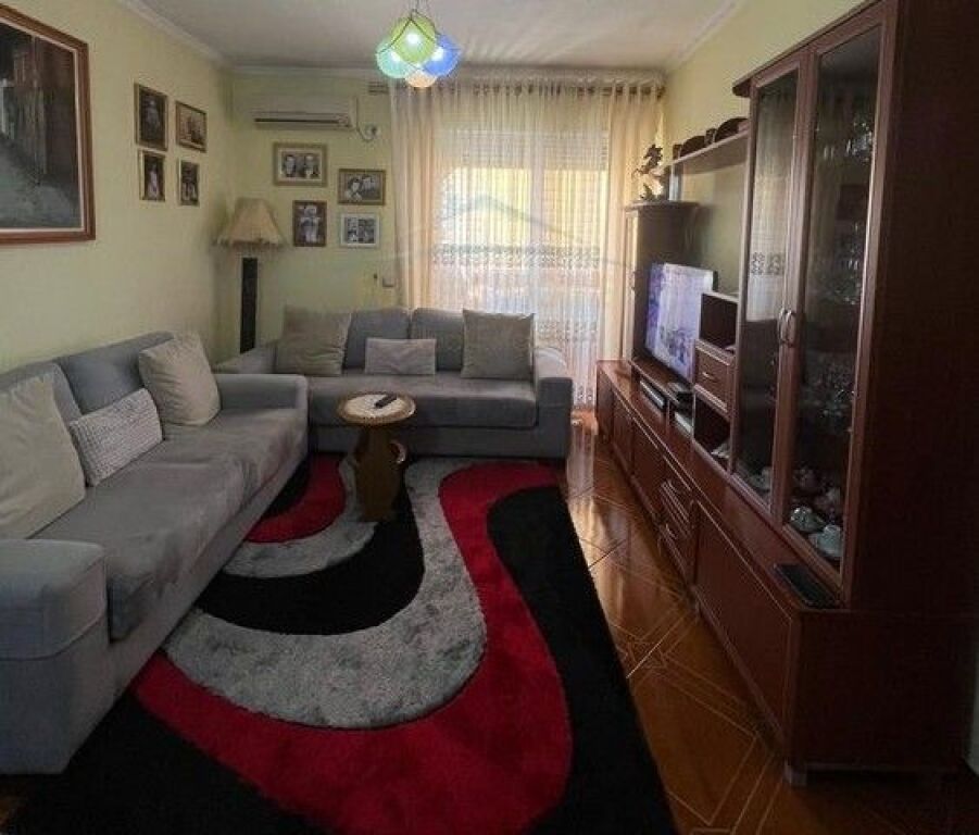 Shitet, Apartament 2+1, Komuna e Parisit, Tirane