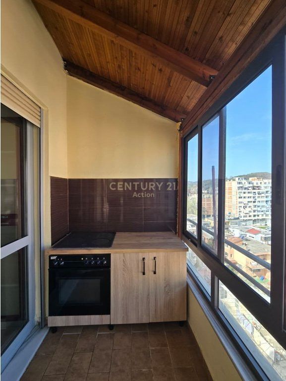 Jepet me qera Apartament 2+1 ne Kombinat!