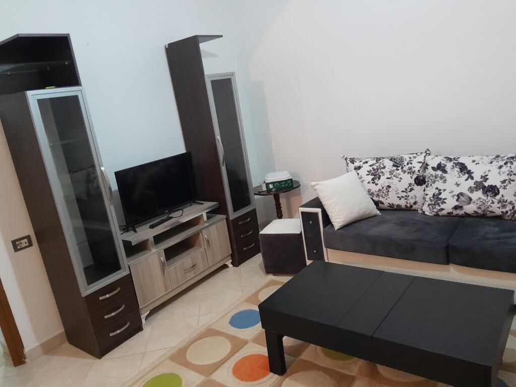 🏠 Appartamento 1+1 in Affitto sopra il Campo Ali Demi, Tirana
