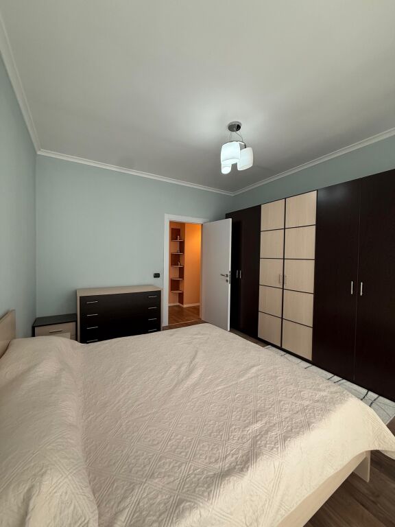 🏠JEPET ME QIRA Apartament 3+1+2+Depo+Ballkon 📍Qender, Rruga e Kavajes  🏢Kati i 2, pallat i ri me 2 ashensore 🛋Hyrja eshte e mobiluar 💶 Çmimi: 1800€  ✨Apartamenti eshte i mobiluar ne menyre komode &amp; moderne  •Organizohet ne :  -Sallon &amp; Kuzhine -Korridor shperndares  -3 Dhoma Gjumi -2 Tualete -Ballkon  🛋️Totalisht i mobiluar,  