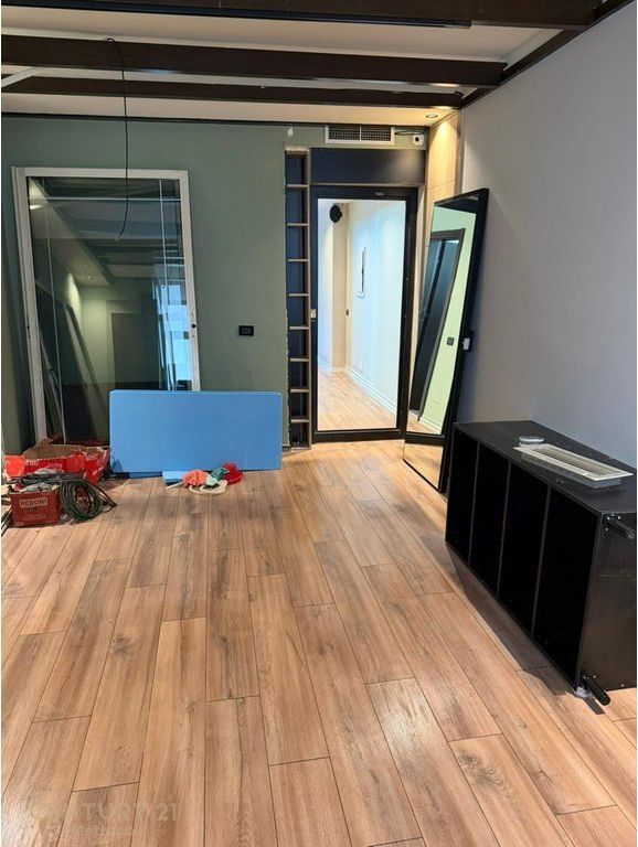 Zyrë Me Qira në Liqeni i Thatë, Tiranë - 1100€ | 170 m²