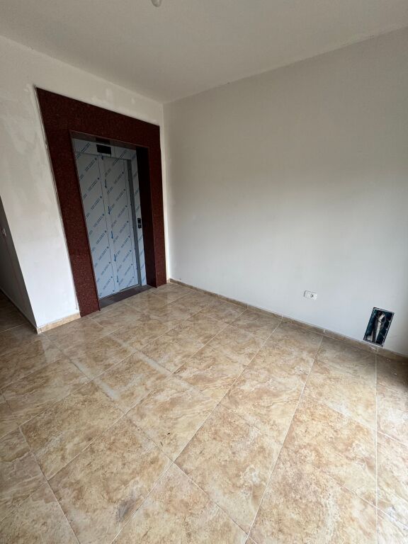 Jepet me qera zyra 4+1+2, prane Ish Bllokut