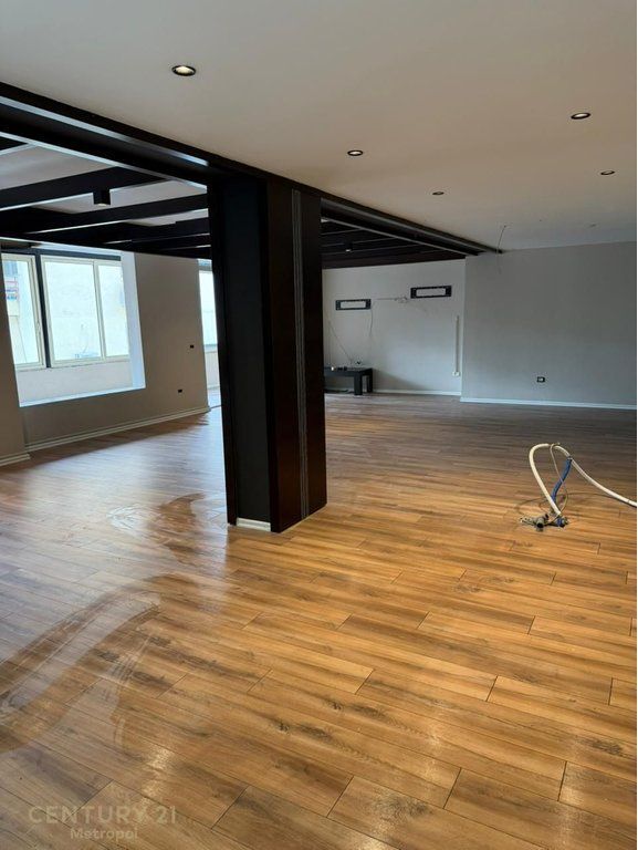 Zyrë Me Qira në Liqeni i Thatë, Tiranë - 1100€ | 170 m²