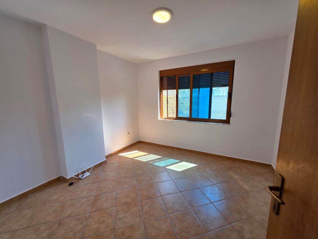 Treni Usluga Jepet Apartament 2+1 Me Qera Bosh Per Zyra Ose Klinika