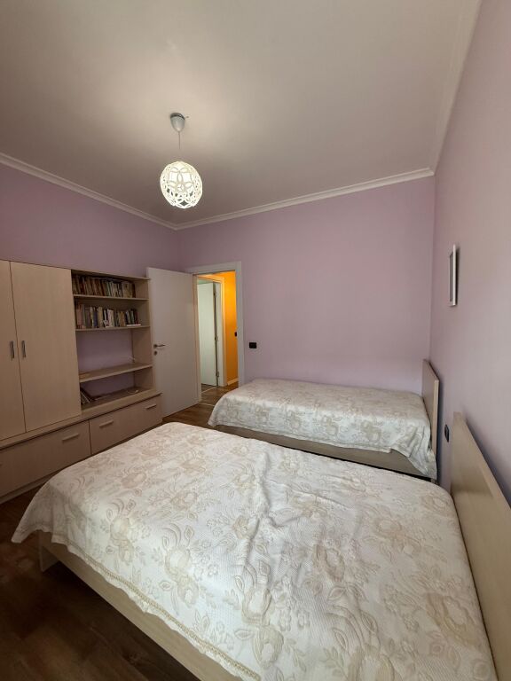 🏠JEPET ME QIRA Apartament 3+1+2+Depo+Ballkon 📍Qender, Rruga e Kavajes  🏢Kati i 2, pallat i ri me 2 ashensore 🛋Hyrja eshte e mobiluar 💶 Çmimi: 1800€  ✨Apartamenti eshte i mobiluar ne menyre komode &amp; moderne  •Organizohet ne :  -Sallon &amp; Kuzhine -Korridor shperndares  -3 Dhoma Gjumi -2 Tualete -Ballkon  🛋️Totalisht i mobiluar,  