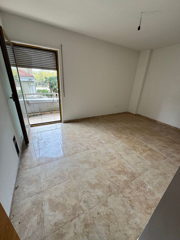 Jepet me qera zyra 4+1+2, prane Ish Bllokut